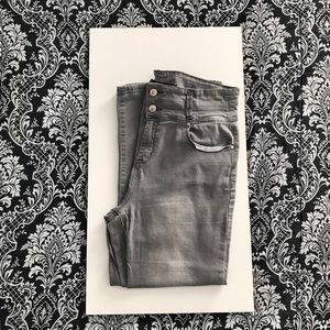 super stretchy pair of grey capri jeans!